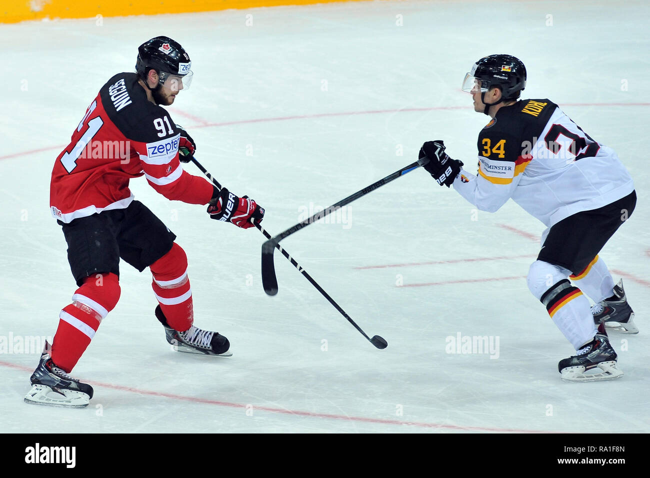 Praga, Repubblica Ceca. Il 3 maggio, 2015. Der Eishockey-WM 2015, Am 3 mai 2015, im Prag, Tschechien. Deutschland gegen Kanada, 0:10. Benedikt Kohl aus Deutschland (R), Tyler Seguin aus Kanada (L). *** Caption locale *** Benedikt Kohl della Germania (R) e Tyler Seguin (L) del Canada durante il 2015 IIHF Hockey su Ghiaccio Campionato Mondiale Match tra Germania vs in Canada presso l'arena O2 a Praga, Repubblica Ceca, 3 maggio 2015. Credito: Slavek Ruta/ZUMA filo/Alamy Live News Foto Stock