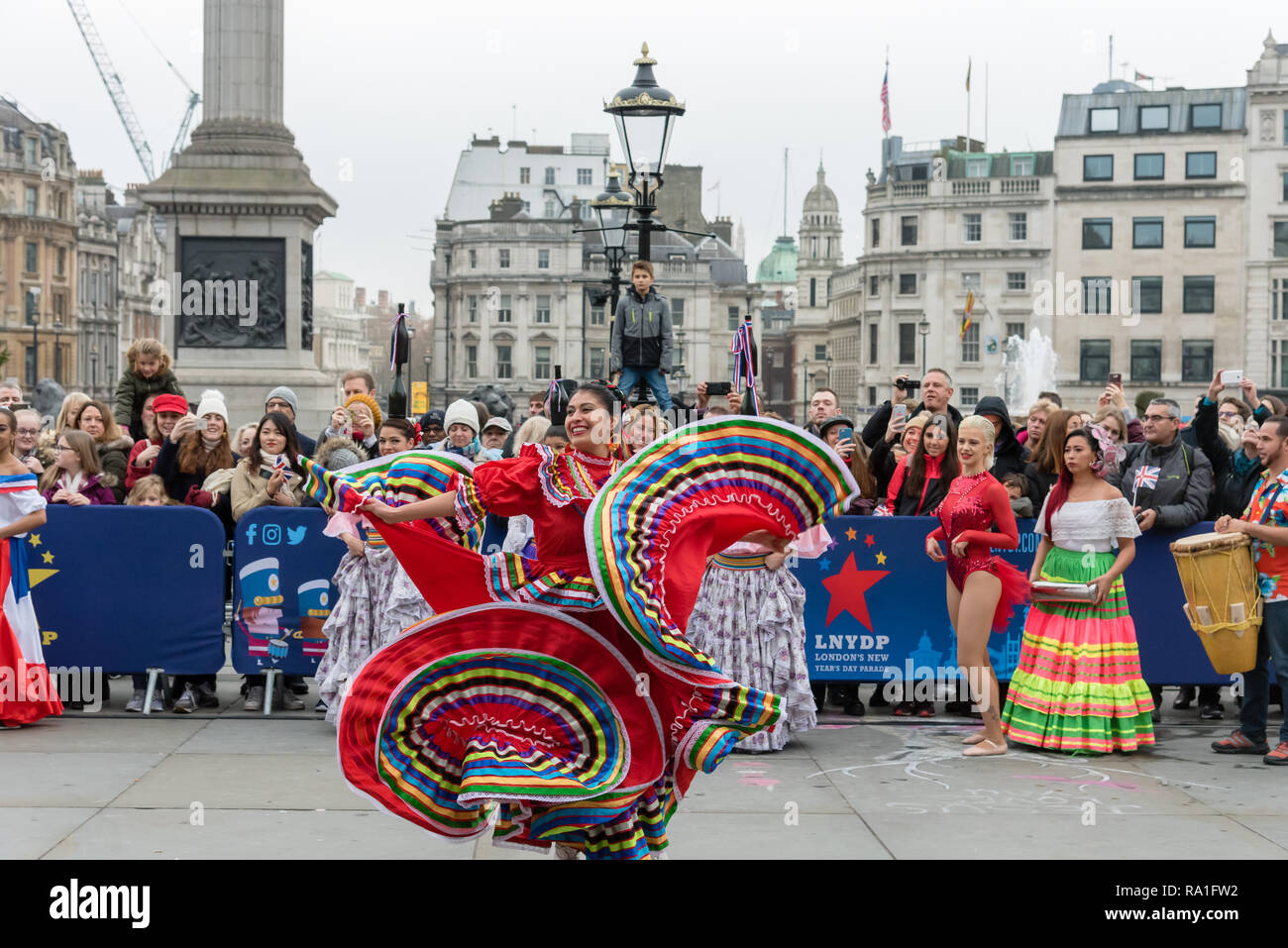 Londra, Regno Unito. 30 Dicembre 2018 alcune di Londra il giorno di Anno Nuovo Parade il meglio degli artisti kick-feste di partenza davanti alla famosa National Gallery, Trafalgar Square, Londra, Regno Unito. Atti includono Carnaval del Pueblo, che è una celebrazione di cultura latino-americana. Essa mira ad aumentare la consapevolezza e la comprensione della vibrante patrimonio culturale dei 19 paesi latino-americani. Credito: Ilyas Ayub / Alamy Live News Foto Stock