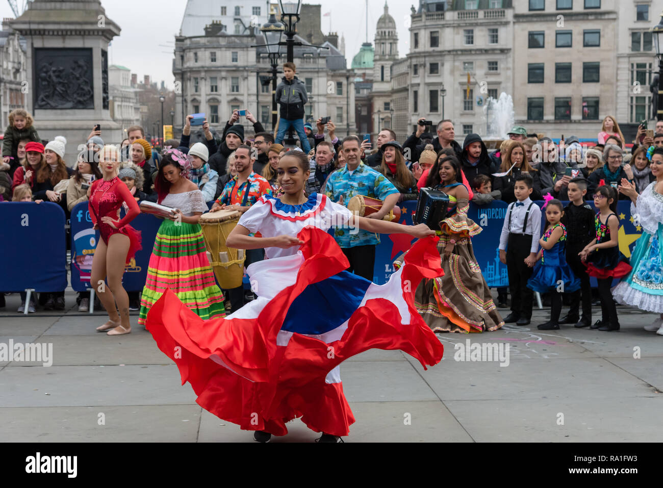 Londra, Regno Unito. 30 Dicembre 2018 alcune di Londra il giorno di Anno Nuovo Parade il meglio degli artisti kick-feste di partenza davanti alla famosa National Gallery, Trafalgar Square, Londra, Regno Unito. Atti includono Carnaval del Pueblo, che è una celebrazione di cultura latino-americana. Essa mira ad aumentare la consapevolezza e la comprensione della vibrante patrimonio culturale dei 19 paesi latino-americani. Credito: Ilyas Ayub / Alamy Live News Foto Stock