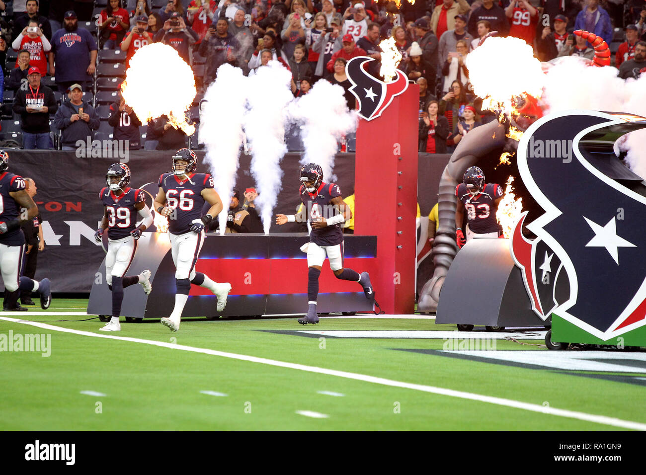 Houston, Stati Uniti d'America. Il 30 dicembre 2018. Houston Texans entrano in campo durante le presentazioni pregame prima della NFL stagione regolare il gioco tra la Houston Texans e Jacksonville Jaguars a NRG Stadium di Houston, TX su dicembre 30, 2018. Credito: Erik Williams/ZUMA filo/Alamy Live News Foto Stock