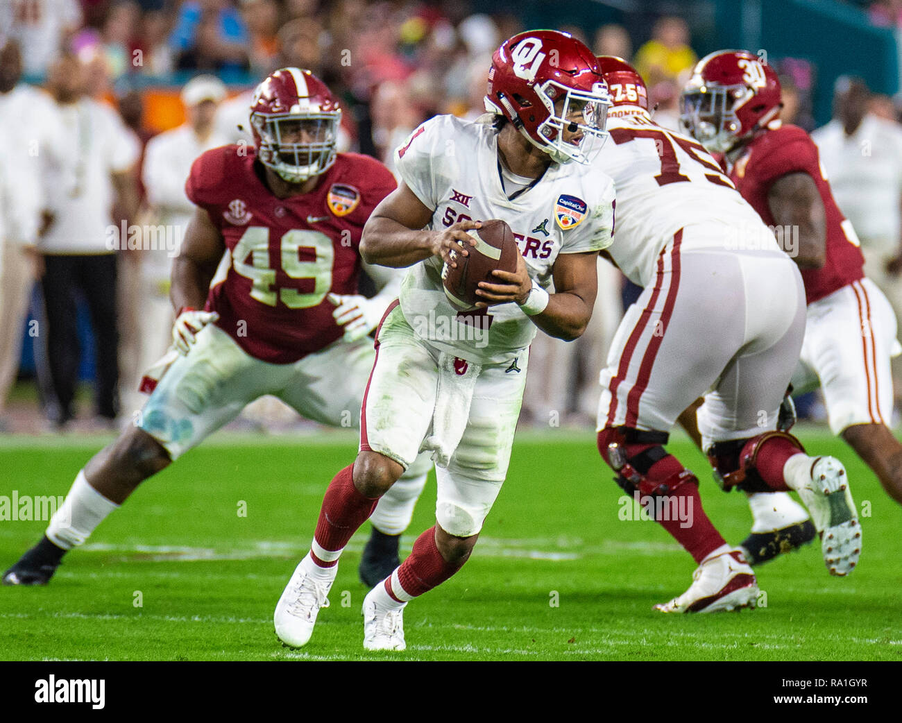 Florida, Stati Uniti d'America. 29 Dic, 2018. 29 dic 2018 giardini di Miami, FL, U.S.A. Oklahoma quarterback Kyler Murray (1) guarda verso il basso campo durante il NCAA Capital One Orange Bowl semifinale partita tra Oklahoma Sooners e Alabama Crimson Tide 34-45 perso all'Hard Rock Stadium giardini di Miami, FL Thurman James/CSM Credito: Cal Sport Media/Alamy Live News Foto Stock