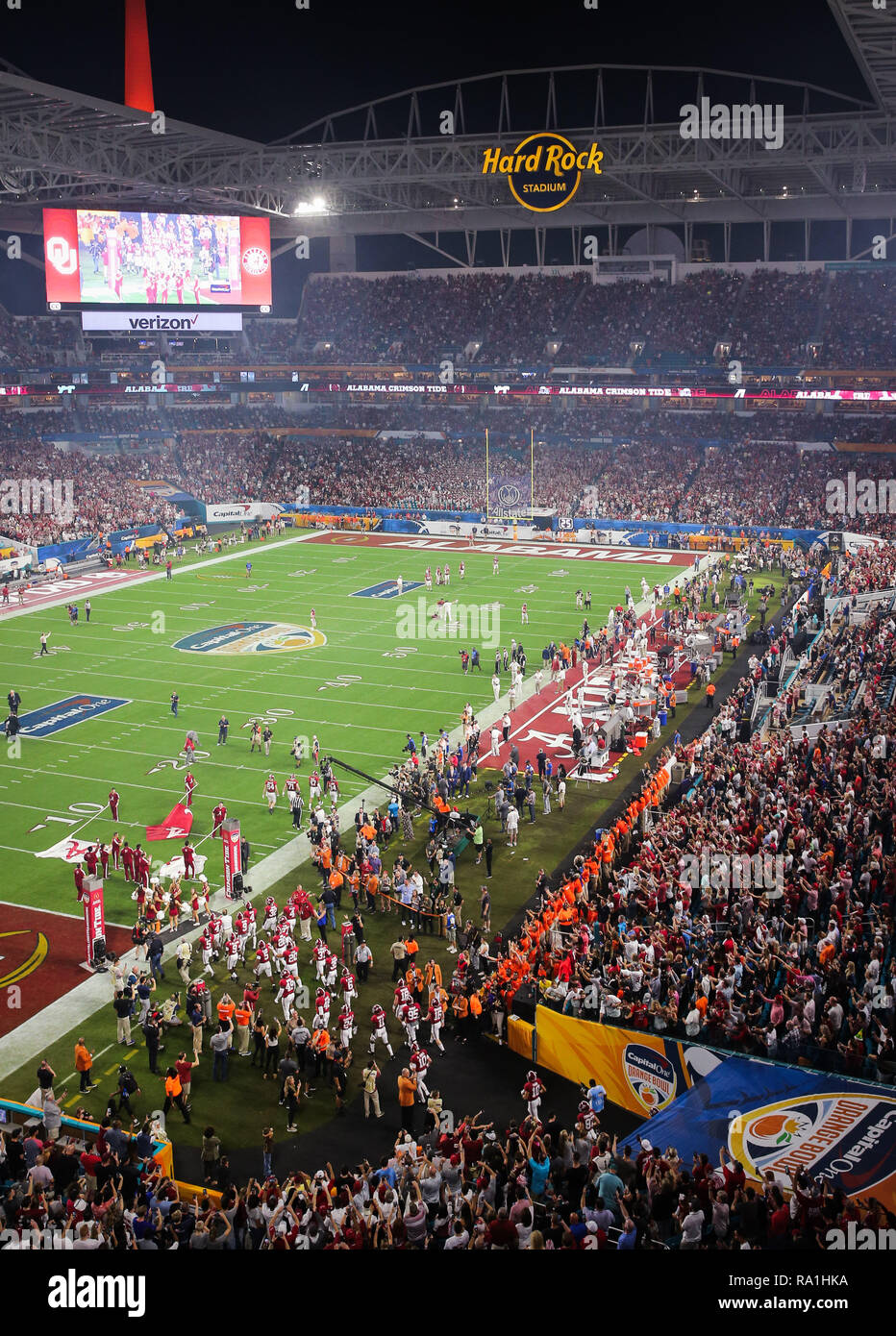 Giardini di Miami, Florida, Stati Uniti d'America. 29 Dic, 2018. L'Alabama Crimson Tide entra nel campo per il college football playoff semifinale partita a quella capitale Orange Bowl contro l'Oklahoma Sooners al Hard Rock Stadium di Miami, Florida. Alabama sconfitto Oklahoma 45-34. Mario Houben/CSM/Alamy Live News Foto Stock