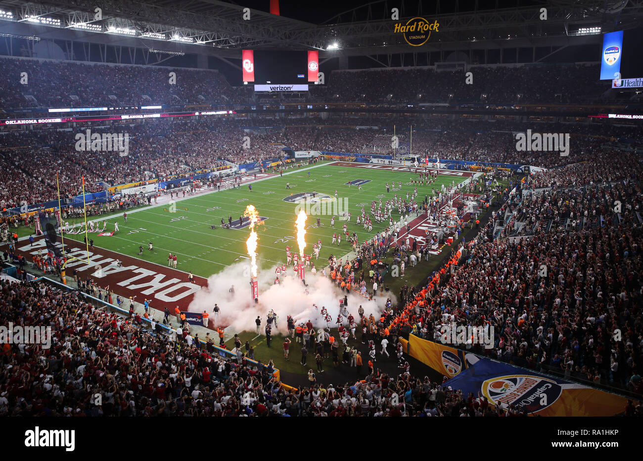 Giardini di Miami, Florida, Stati Uniti d'America. 29 Dic, 2018. L'Alabama Crimson Tide entra nel campo per il college football playoff semifinale partita a quella capitale Orange Bowl contro l'Oklahoma Sooners al Hard Rock Stadium di Miami, Florida. Alabama sconfitto Oklahoma 45-34. Mario Houben/CSM/Alamy Live News Foto Stock