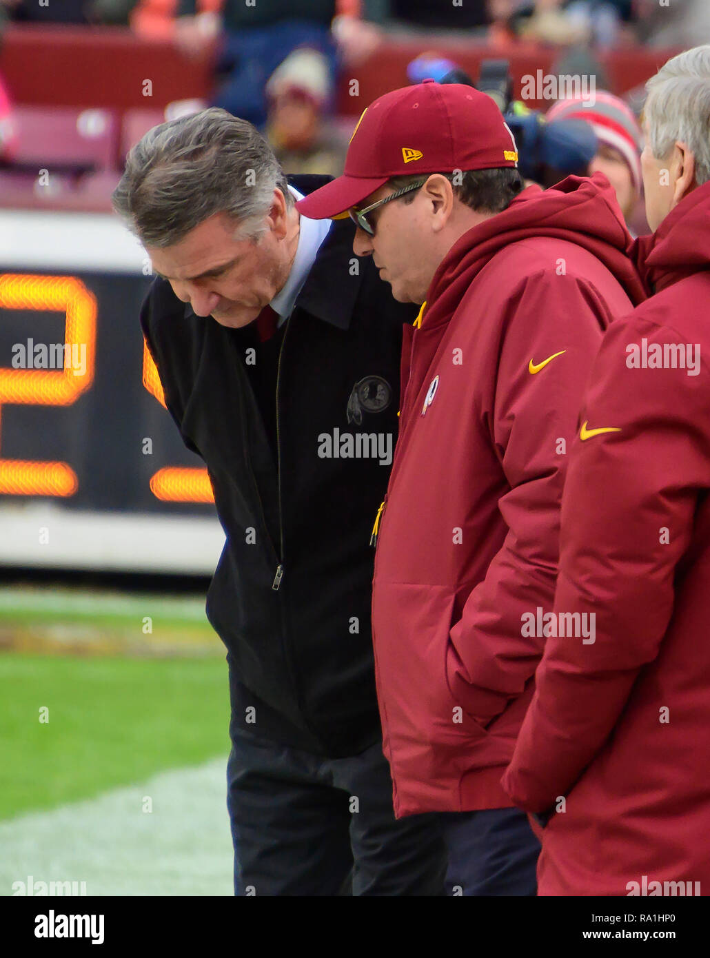 Washington Redskins team presidente Bruce Allen, sinistra e proprietario Daniel M. Snyder, destra, converse prima della partita contro il Philadelphia Eagles al campo di FedEx in Landover, Maryland il 30 dicembre 2018. Credito: Ron Sachs/CNP | Utilizzo di tutto il mondo Foto Stock