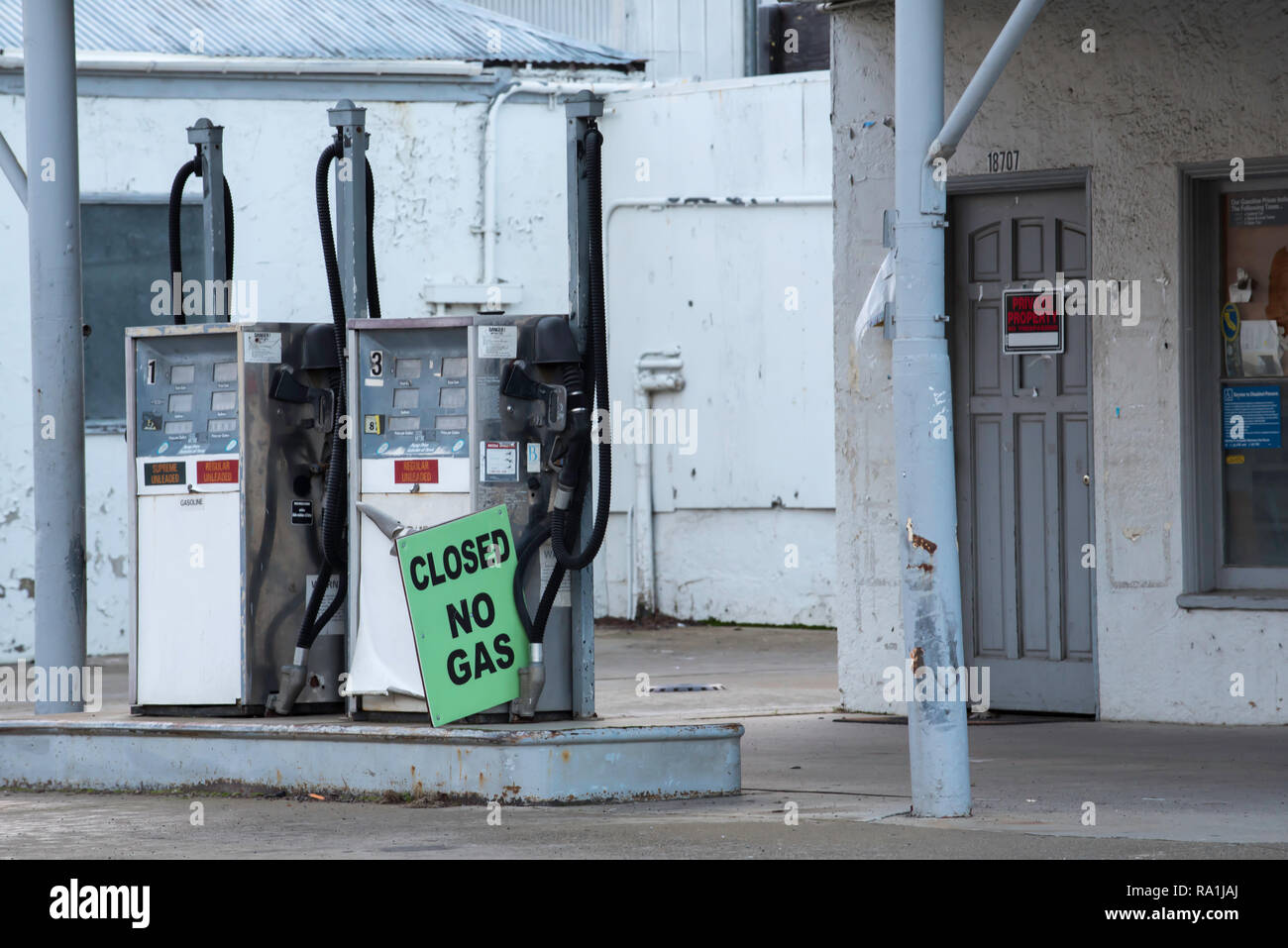 25 gen 2017 Groveland California USA: Una chiusa la stazione di gas nella strada principale (l'autostrada 120) di Groveland township Foto Stock