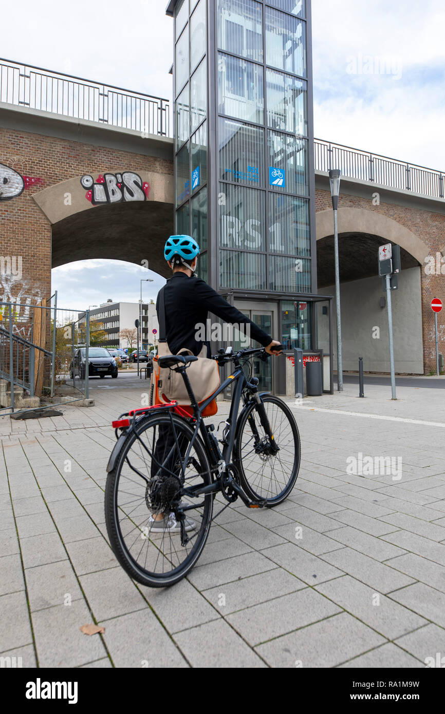 Fast pista ciclabile, Radschnellweg RS1, in MŸlheim an der Ruhr, Germania, su un ex viadotto ferroviario, nel centro della città, commuter, con Foto Stock