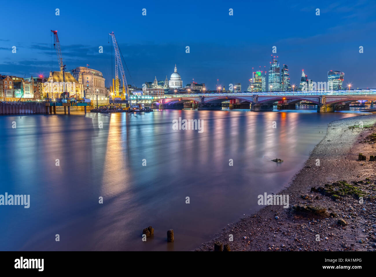 La cattedrale di St Paul, Blackfriars Bridge e alla città di Londra di notte Foto Stock