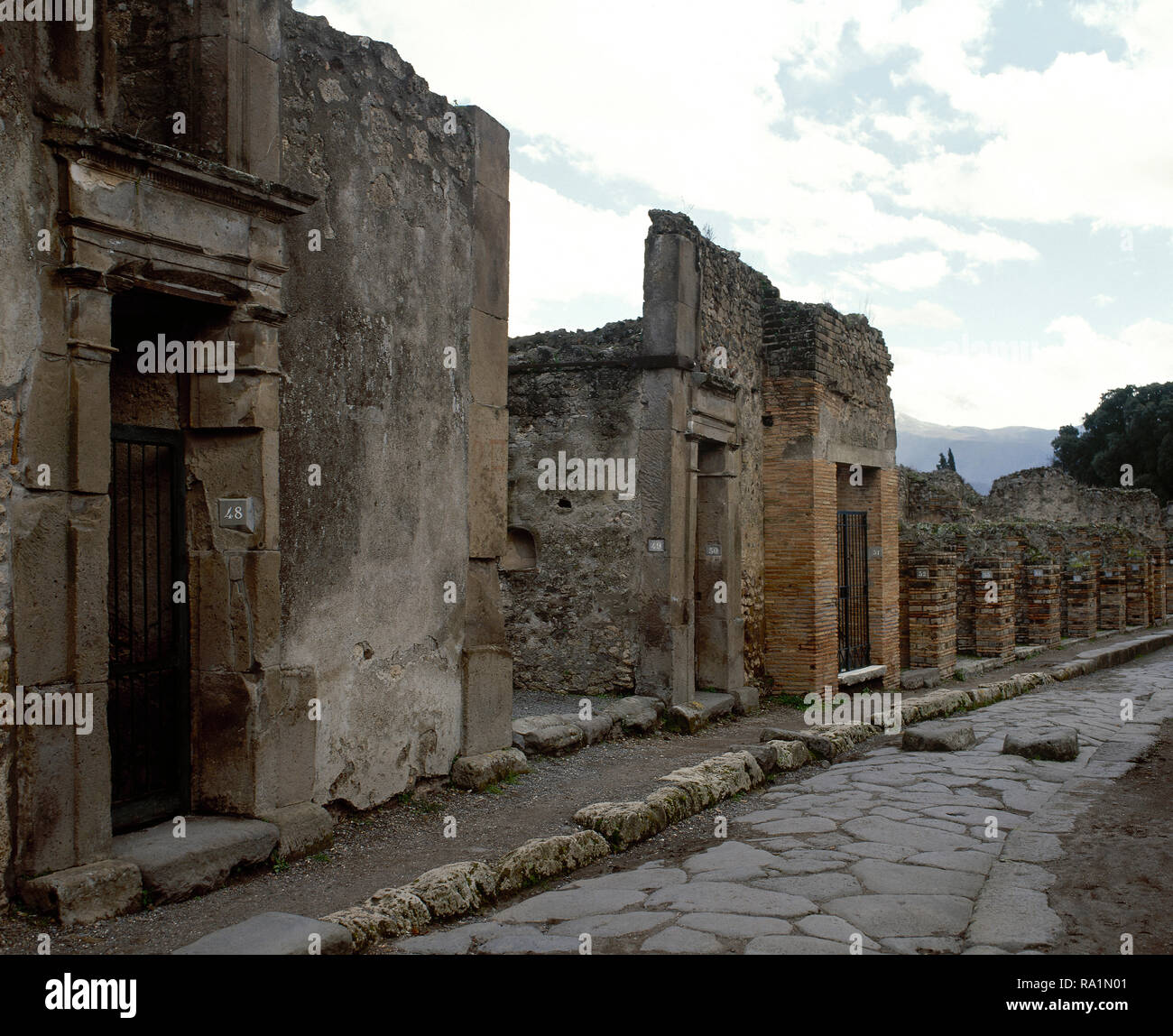 L'Italia. Pompei. Città romana distrutta nel 79 D.C. dall'eruzione del Vesuvio. Vista generale di Via Lupanare. Campania. Foto Stock