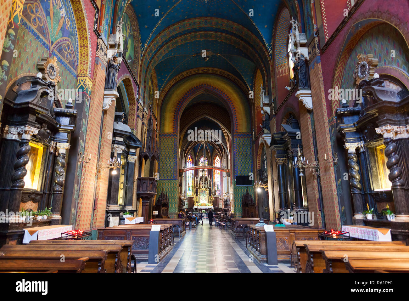 Basilica di San Francesco di Assisi interno a Cracovia, Polonia, chiesa risalente al XIII secolo e punto di riferimento della città Foto Stock