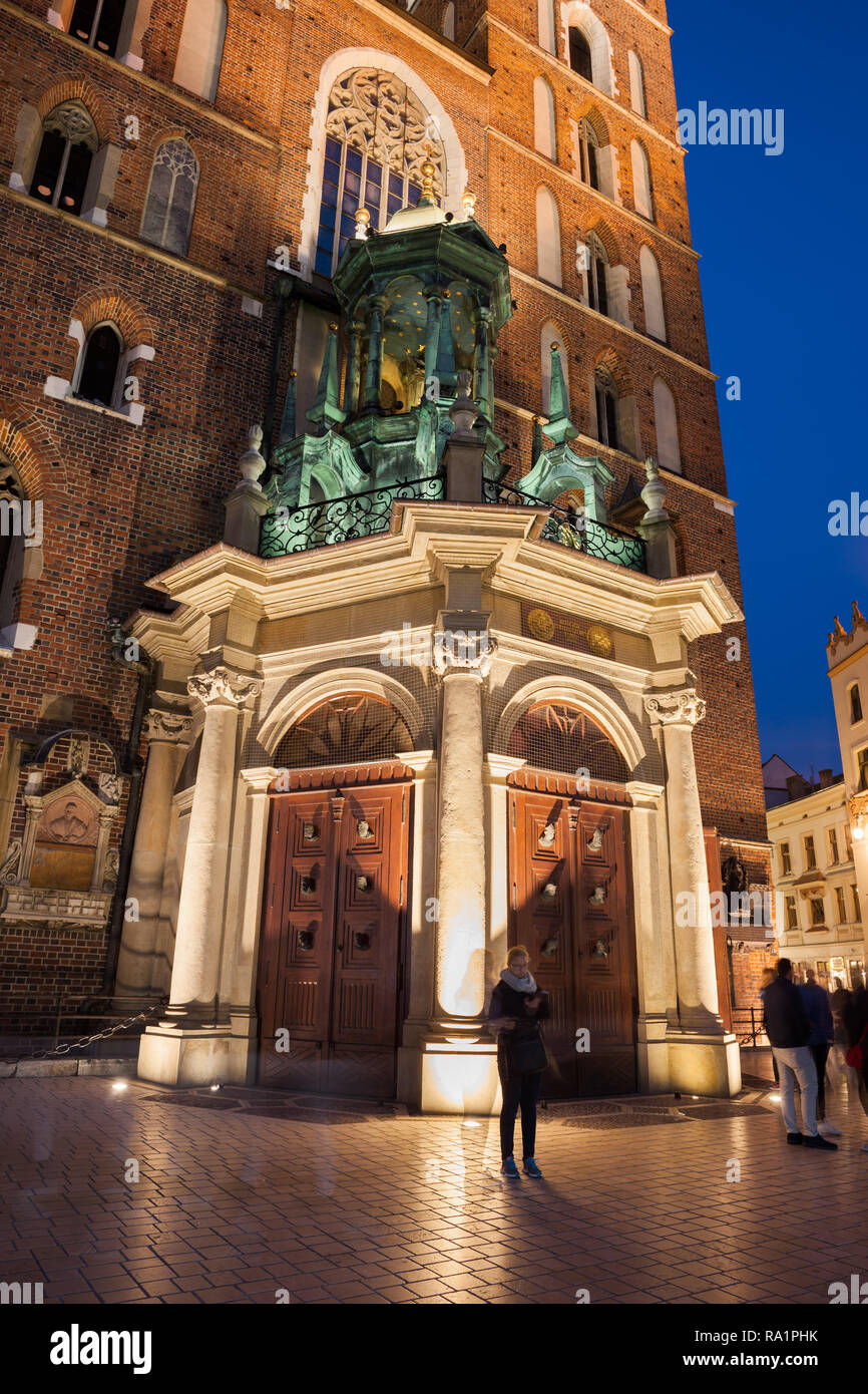 Santa Maria Basilica città di Cracovia in Polonia, illuminato portico in stile barocco progettato da Francesco Placidi, ingresso principale alla chiesa gotica della Madonna di assumere Foto Stock