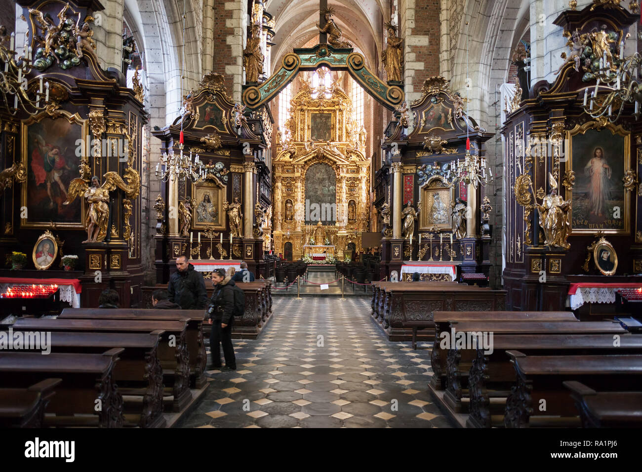 Corpus Domini interni della chiesa nella città di Cracovia, in Polonia, altari barocchi e navata unica nella basilica in stile gotico risalente al XIV secolo Foto Stock