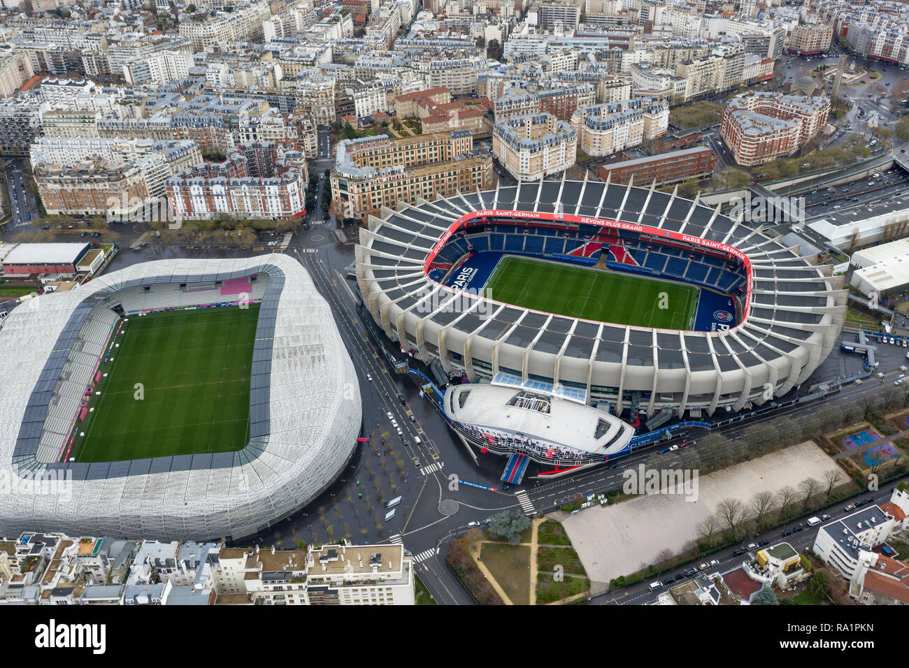 Vista aerea del Le Parc des Princes Stadium per la squadra di calcio Parigi Saint-Germain e Stade Jean Bouin casa della squadra di rugby a Parigi, Francia Foto Stock