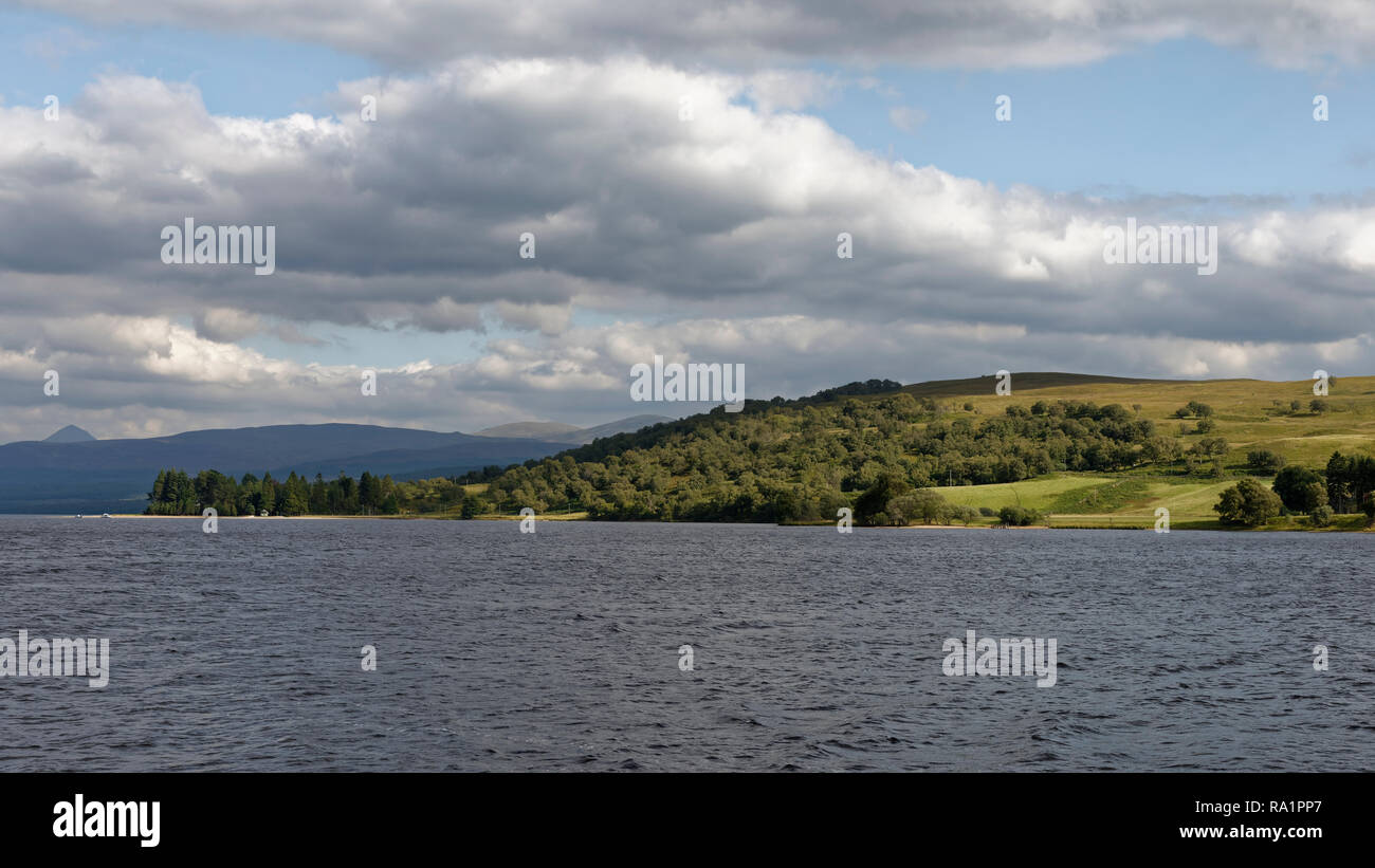 Loch Rannoch, west end, vista da est a South Bank, Perth & Kinross, Scozia Schiehallion sulla punta estrema sinistra Foto Stock