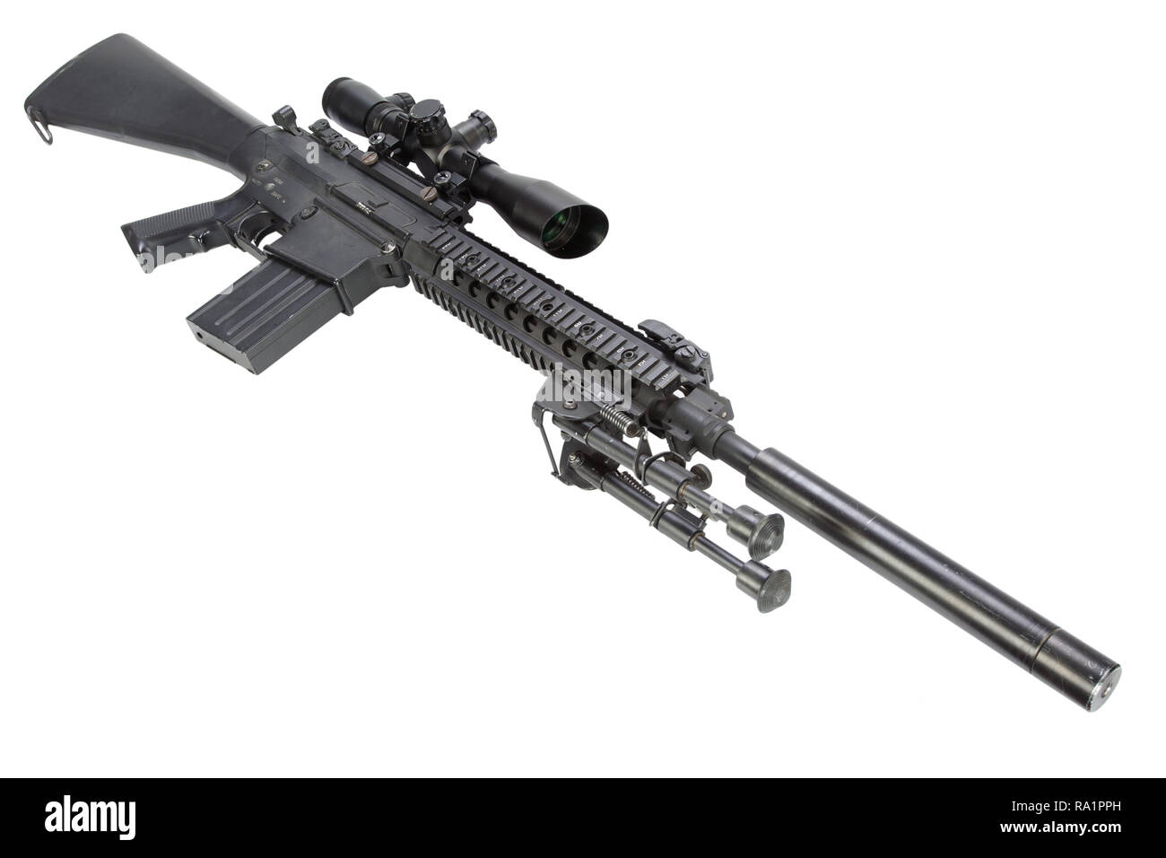 Semi automatico con il fucile da cecchino con bipiede e silenziatore isolato su uno sfondo bianco Foto Stock