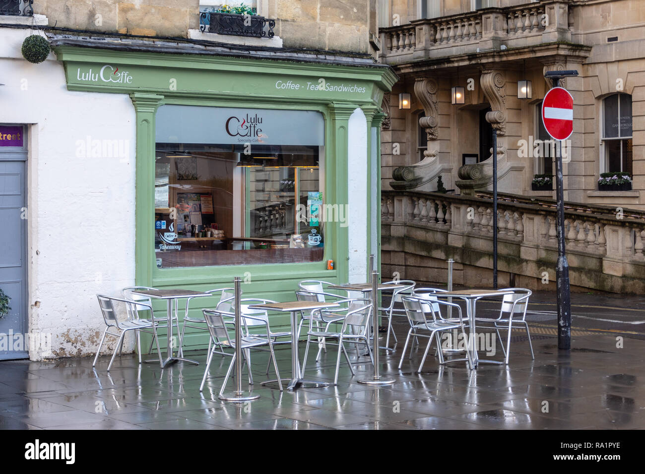 Lulu Caffe specialty coffee shop con sedie e tavoli esterni su Hot Bath Street nella città di Bath su un umido inverno mattina Foto Stock