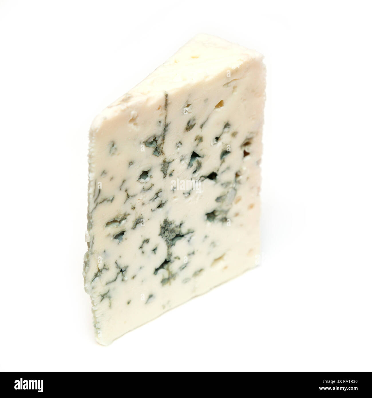 Il francese Roquefort formaggio blu isolato su un bianco di sfondo per studio. Foto Stock