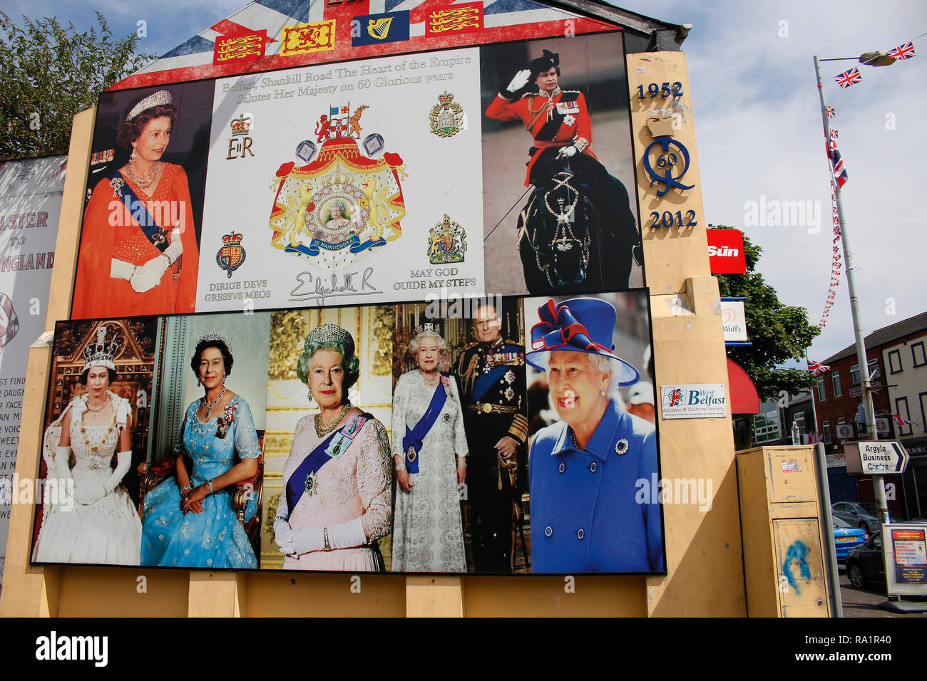 Britische Fahne und ritratto der britischen Koenigin Elizabeth II - Wandbild/ murale, das an den Buergerkrieg erinnert , im protestantischen Teil Belfa Foto Stock