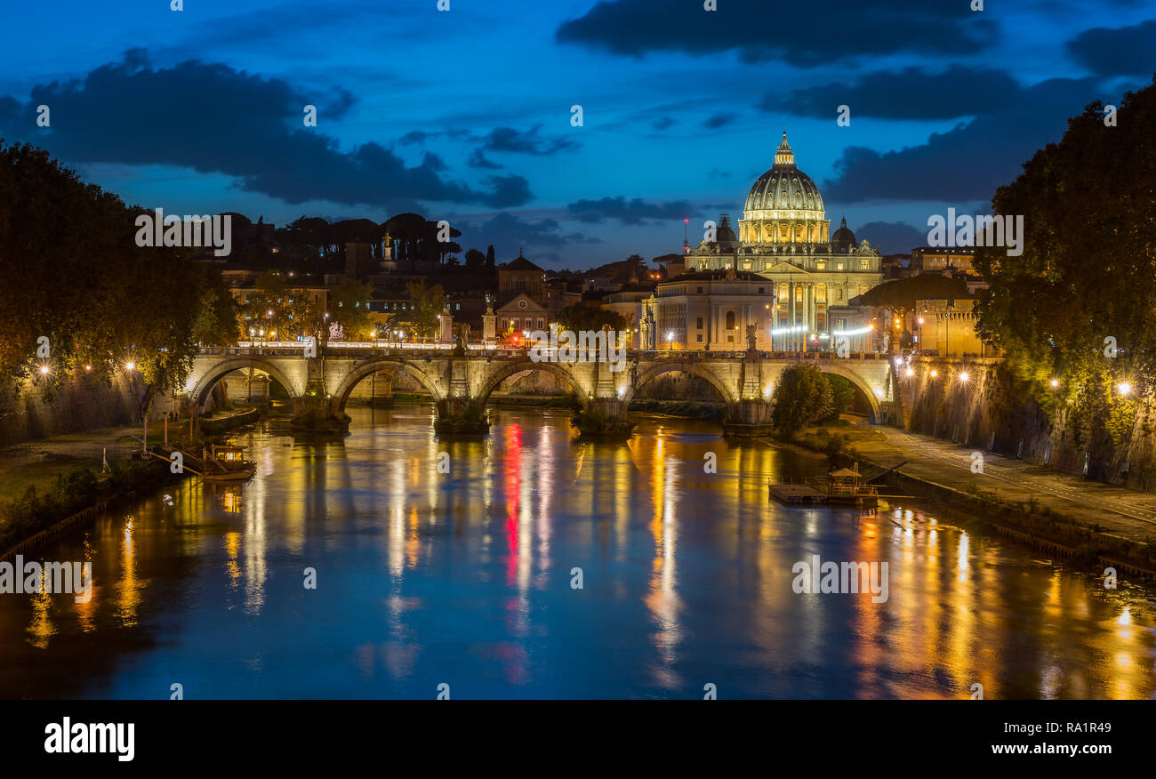 Panorama di Roma in una serata estiva, come visto da Umberto I bridge, con la Basilica di San Pietro sullo sfondo. Foto Stock