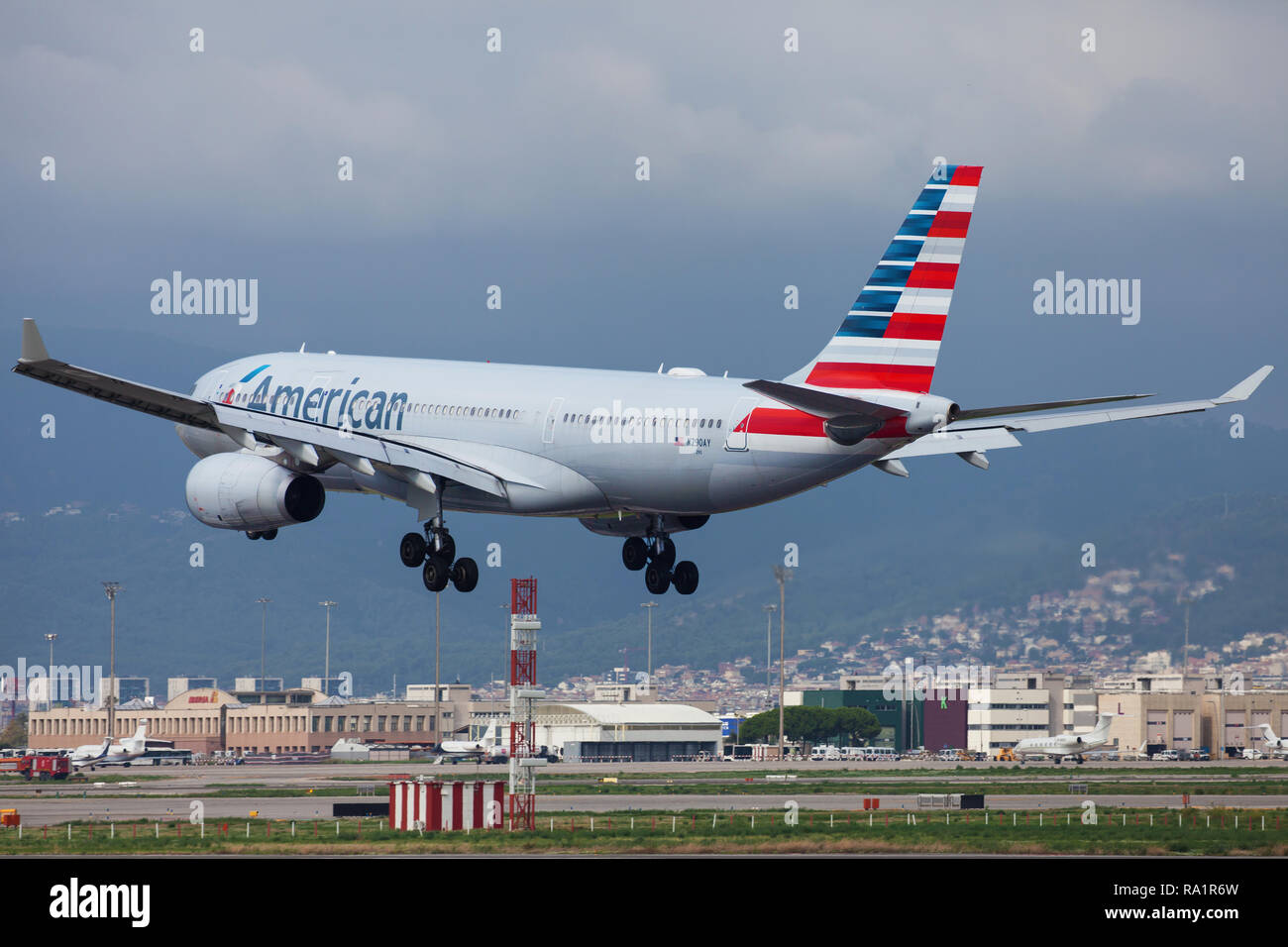 Barcellona, Spagna - 16 Settembre 2018: American Airlines Airbus A330-200 atterraggio in aeroporto El Prat di Barcellona, Spagna. Foto Stock Barcellona, Spagna - 16 Settembre 2018: American Airlines Airbus A330-200 atterraggio in aeroporto El Prat di Barcellona, Spagna. Foto Stock