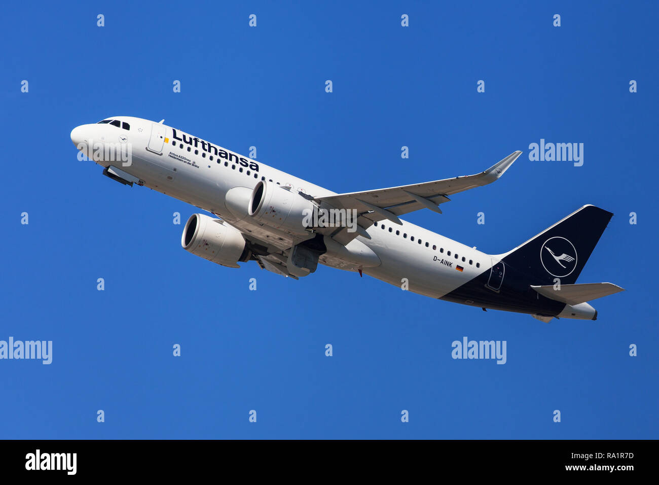 Barcellona, Spagna - 16 Settembre 2018: Lufthansa Airbus A320neo decollo dall'Aeroporto El Prat di Barcellona, Spagna. Foto Stock