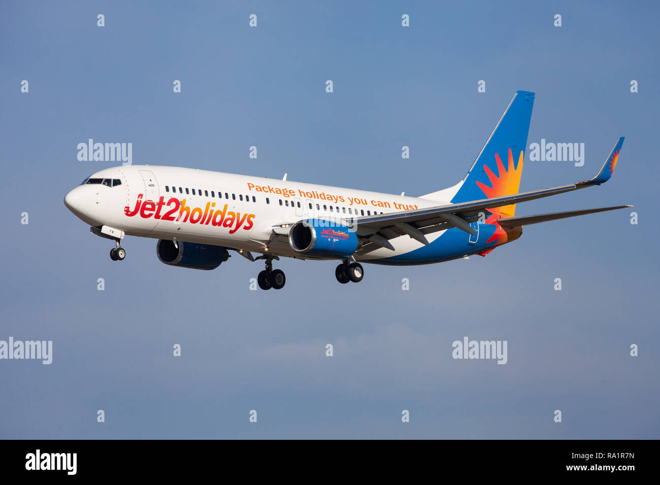 Barcellona, Spagna - Dicembre 06, 2018: Jet2 Boeing 737-800 con Jet2vacanze speciale livrea avvicinamento all Aeroporto El Prat di Barcellona, Spagna. Foto Stock