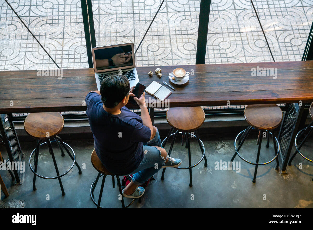 Asian freelancer utilizzando smart phone Foto Stock