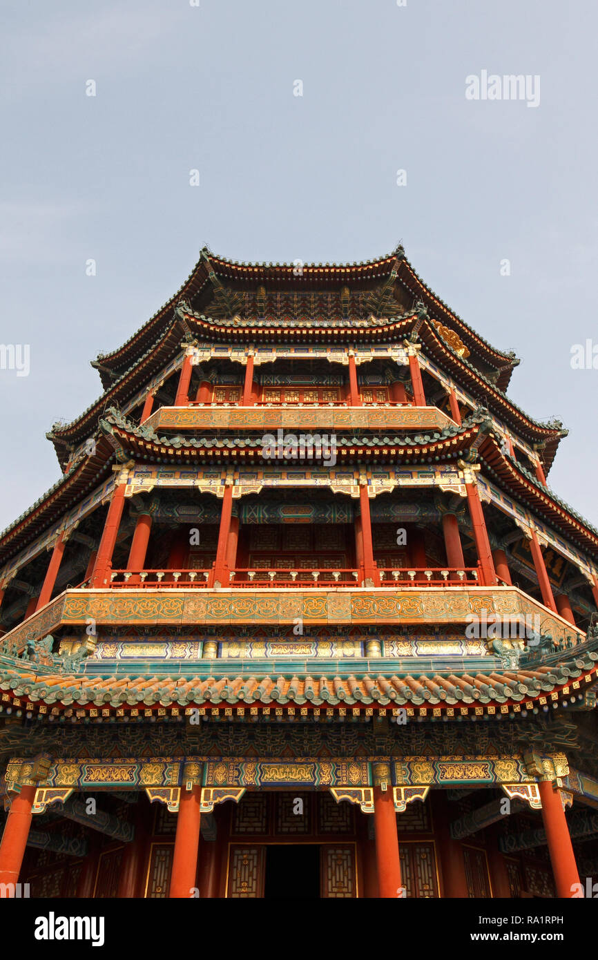 In piedi sulla cima della collina di longevità, la torre o il tempio buddista di incenso o fragranza è il più alto edificio nel palazzo d'estate. Pechino CINA. Foto Stock