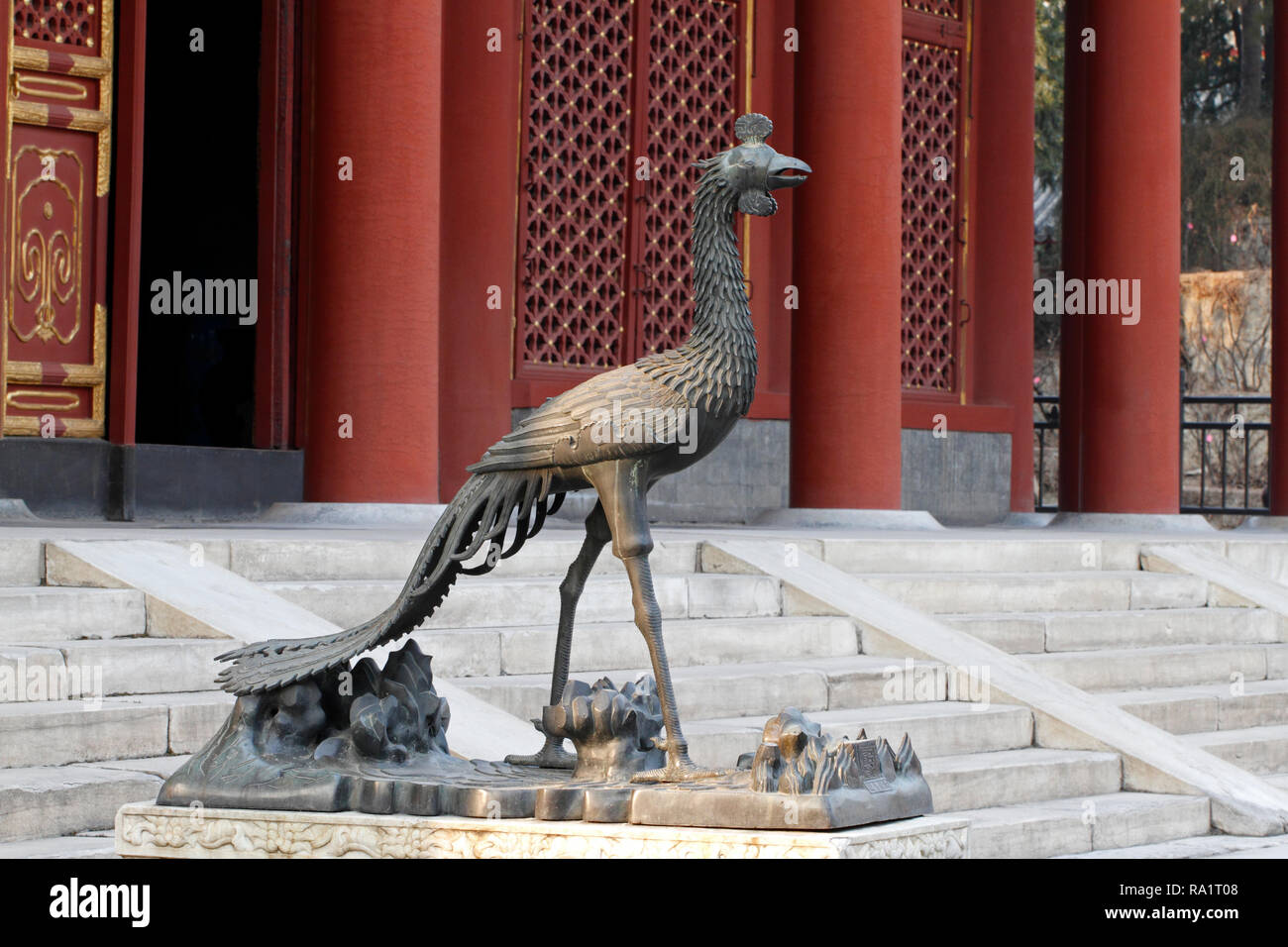 Statua di guardia, statua di gru, il Summer Palace, Pechino, Repubblica Popolare Cinese. Se il simbolo di immortalità e longevità. Foto Stock