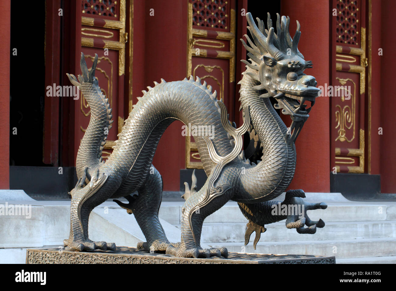 Drago di guardia statua, qilin statua, Palazzo Estivo, Pechino, Repubblica Popolare Cinese.Sala della benevolenza e della longevità. Foto Stock