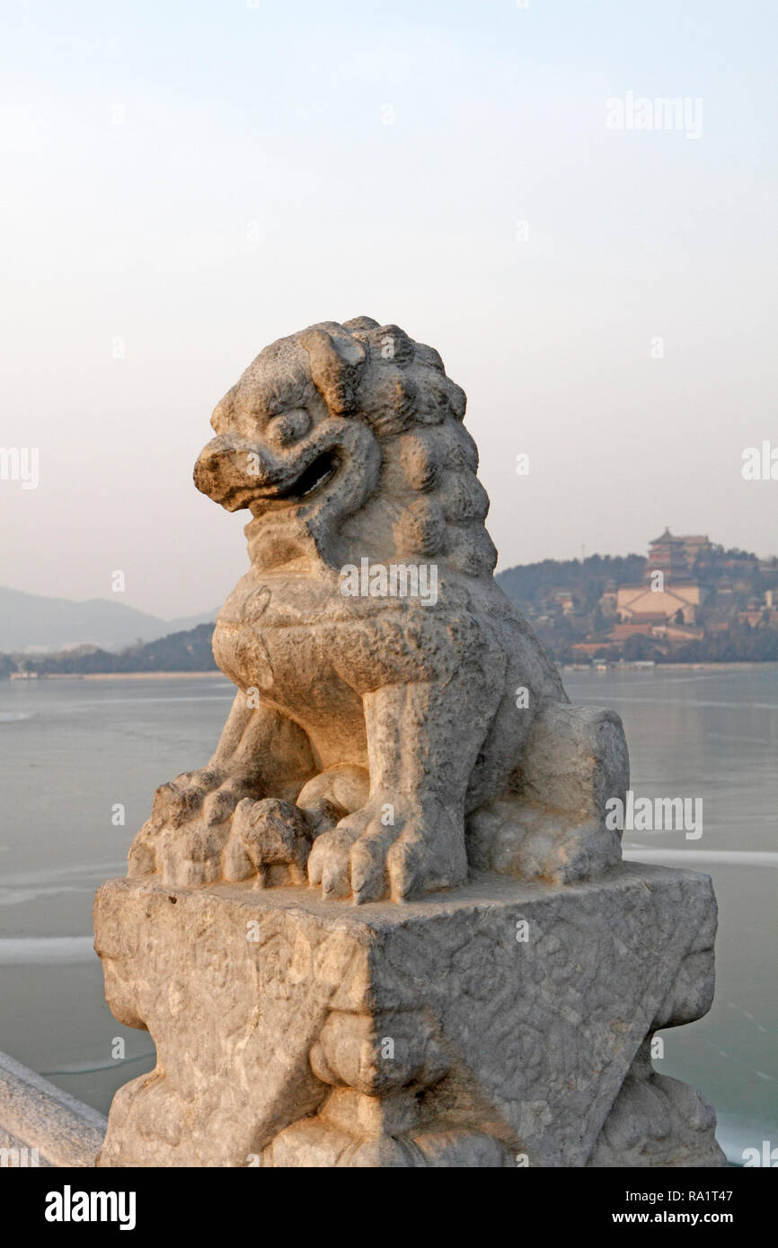 Diciassette il ponte di arco presso il Palazzo Estivo, Pechino, Cina. Foto Stock