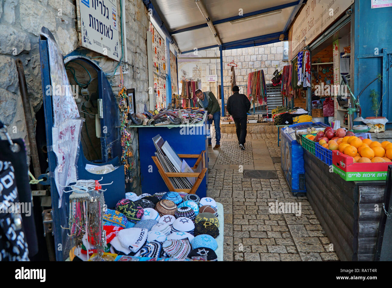La SAFED, Israele - Gennaio 2017: questa antica città con stretti vicoli ospita artisti i monolocali e una strada del mercato, come si è visto qui. Foto Stock