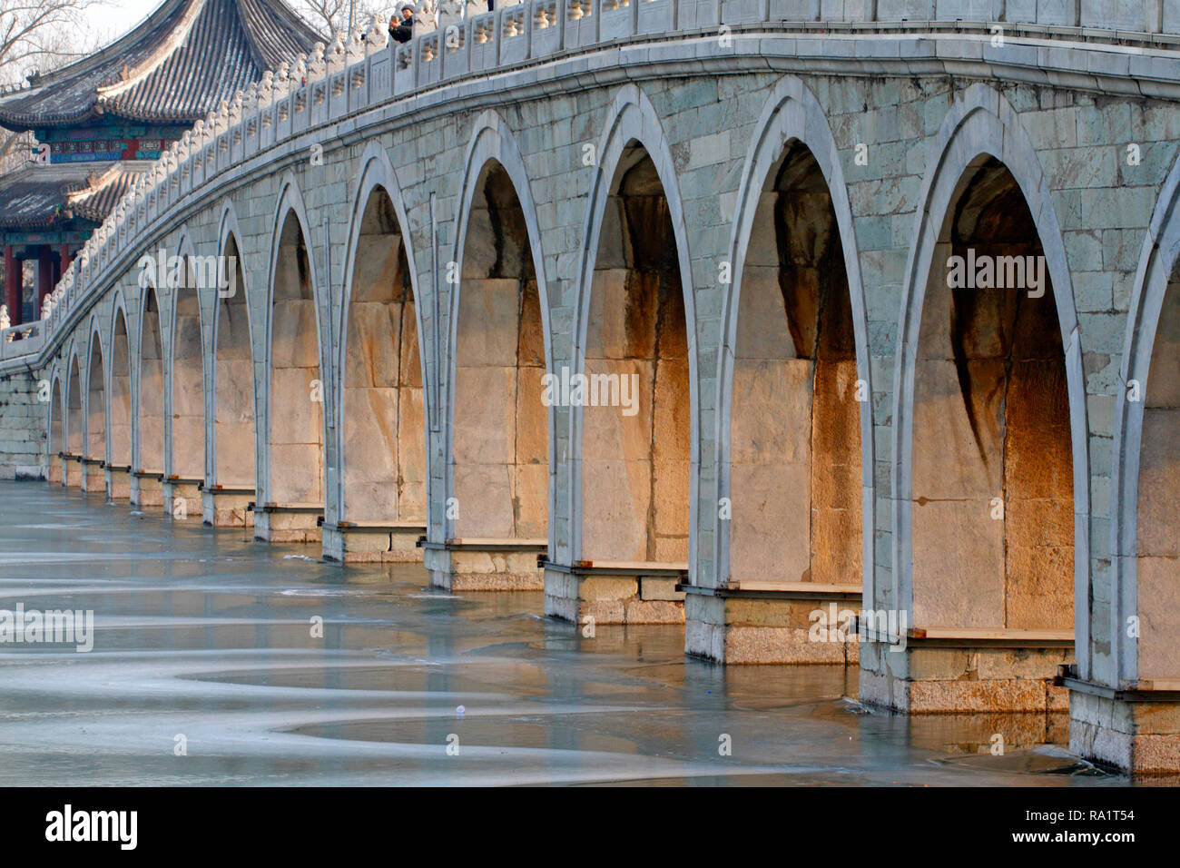 Diciassette il ponte di arco presso il Palazzo Estivo, Pechino, Cina. Foto Stock