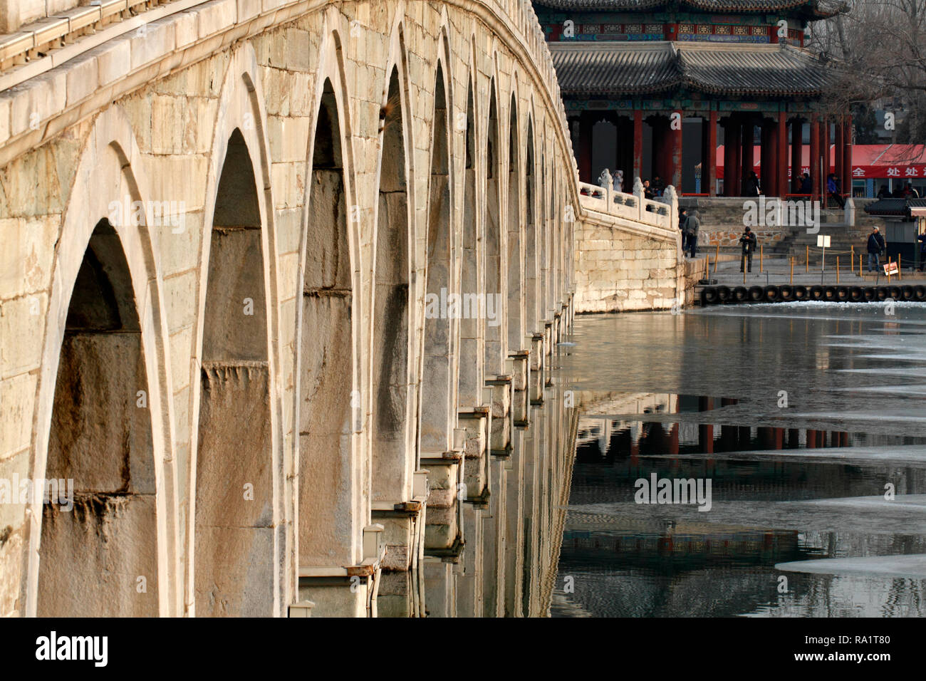 Diciassette il ponte di arco presso il Palazzo Estivo, Pechino, Cina. Foto Stock
