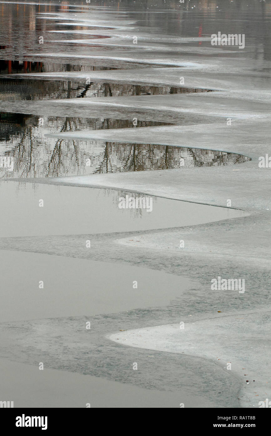Iced over. Congelati Lago Kunming presso il Palazzo Estivo, Pechino, Cina. Foto Stock