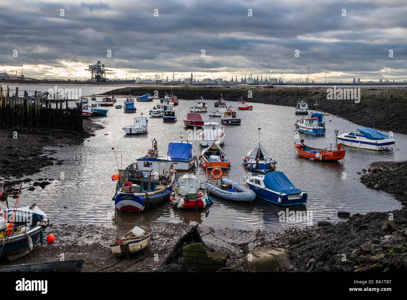 Paddy's Hole, Sud Gare, Redcar, con la pesante paesaggio industriale di Teesside oltre, Teesmouth, North East England, Regno Unito Foto Stock