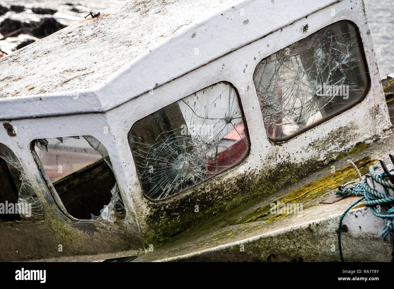 Soggetto ad atti vandalici barca con fracassato Windows, England, Regno Unito Foto Stock