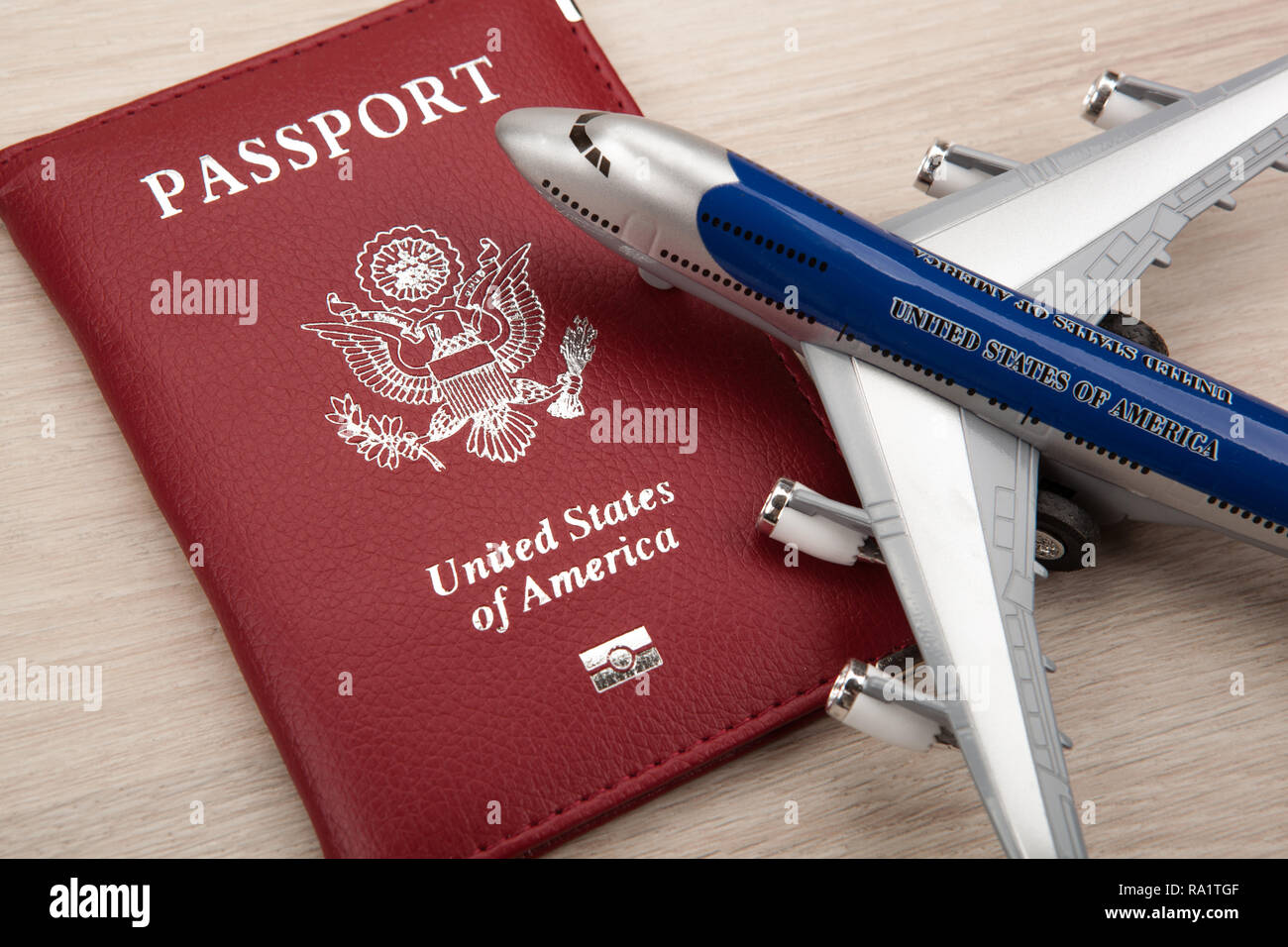 American travel tramite American Airlines e un passaporto e un aereo Foto Stock American travel tramite American Airlines e un passaporto e un aereo Foto Stock