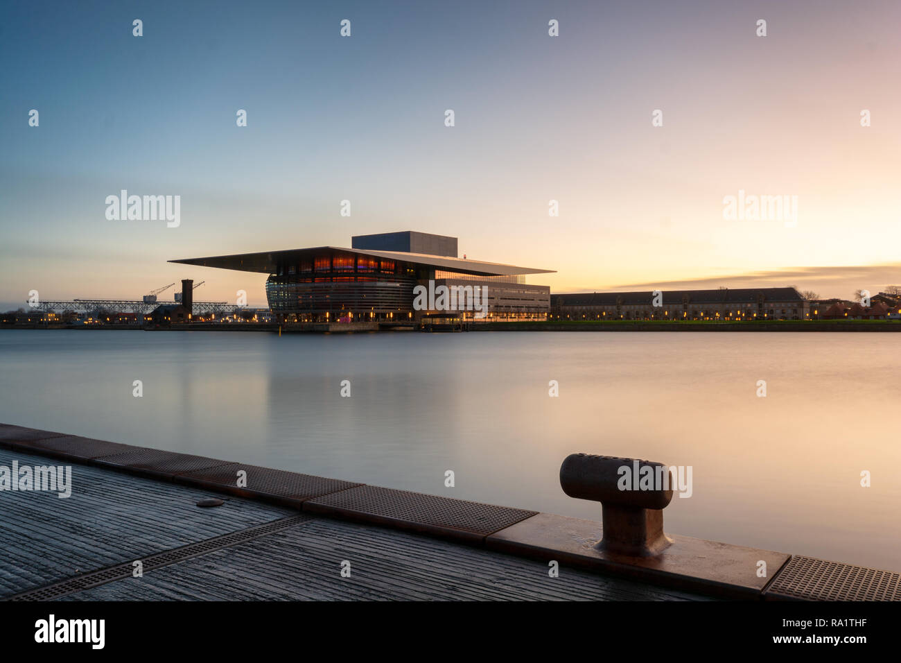 Una lunga esposizione fotografia di Copenaghen opera house Danimarca durante la mattina presto con blu e luce dorata Foto Stock
