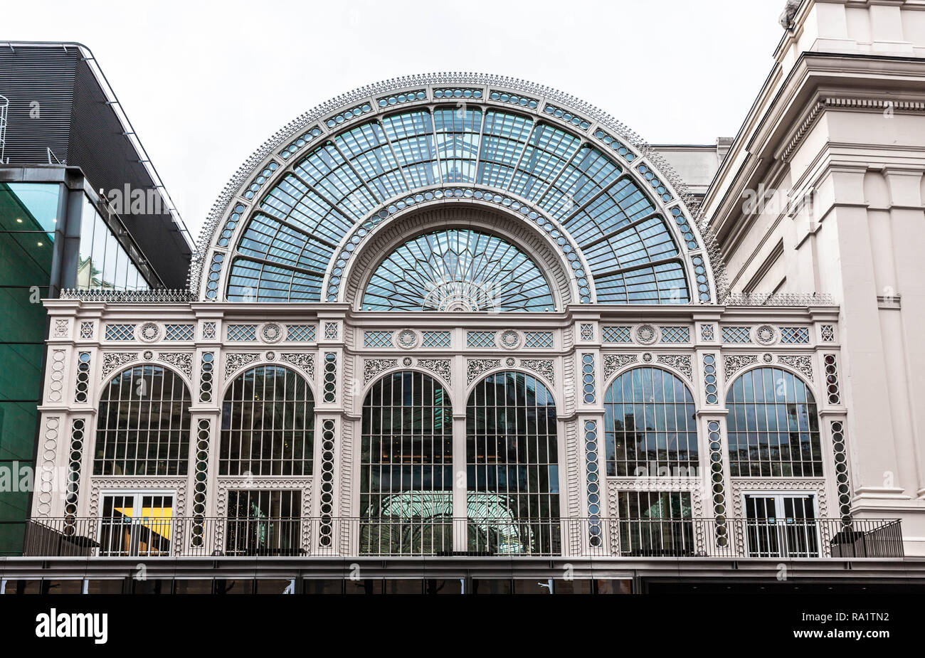 Esterno del Paul Hamlyn Hall presso la Royal Opera House di Bow Street, Covent Garden, Londra, Inghilterra, Regno Unito. Foto Stock