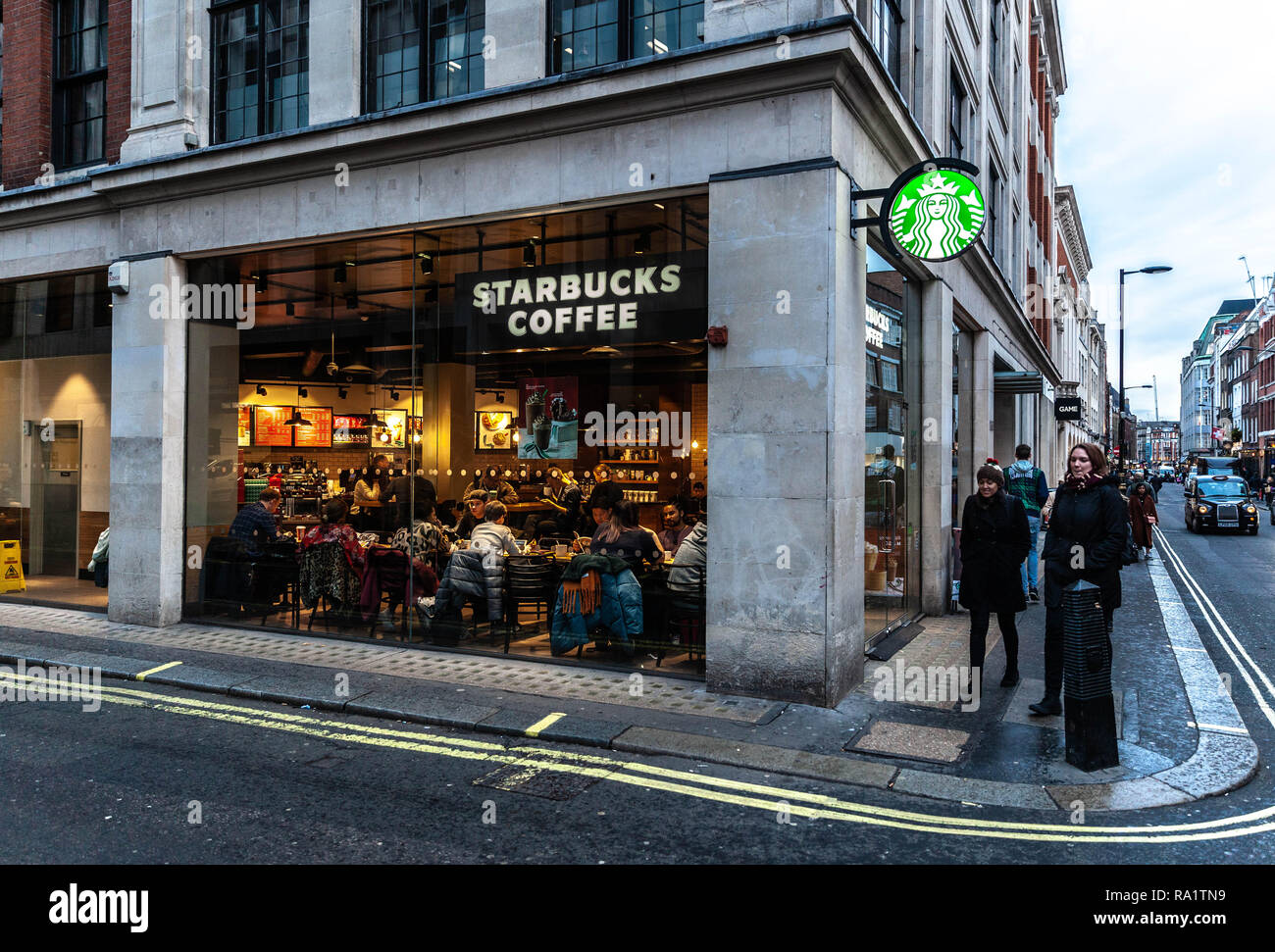 Starbucks Coffee shop all'angolo di Wardour e Hollen Street, Soho, London, W1, Inghilterra, Regno Unito. Foto Stock