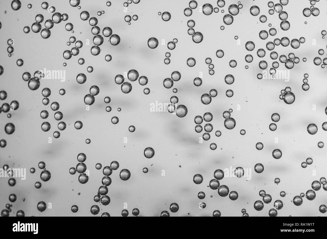 Close-up di bolle nel liquido gassato Foto Stock