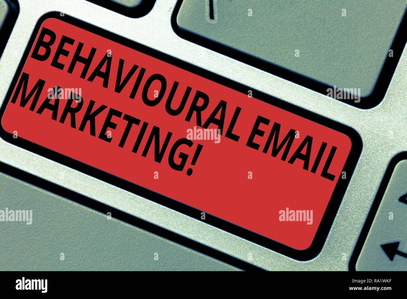 Conceptual la scrittura a mano che mostra Behavioral Email Marketing. Business photo testo customercentric trigger di messaggistica di base strategia chiave di tastiera la intentio Foto Stock