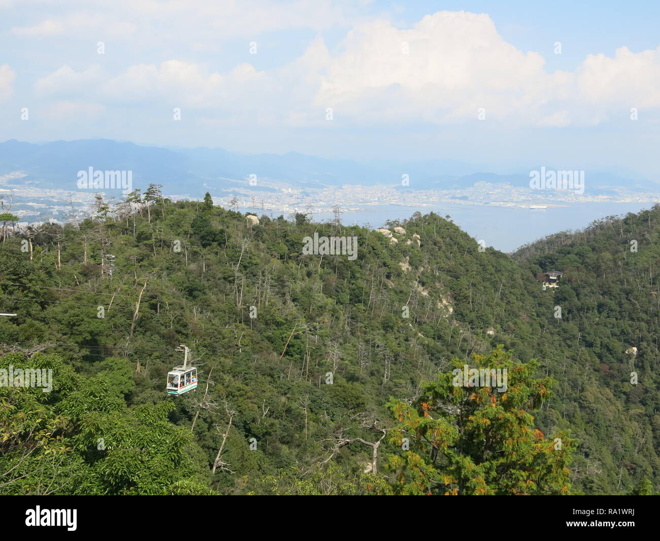 Viste mozzafiato dalla cima del monte Misen, con una macchina di cavo a distanza, una destinazione turistica preferita sull'isola di Miyajima, Giappone Foto Stock