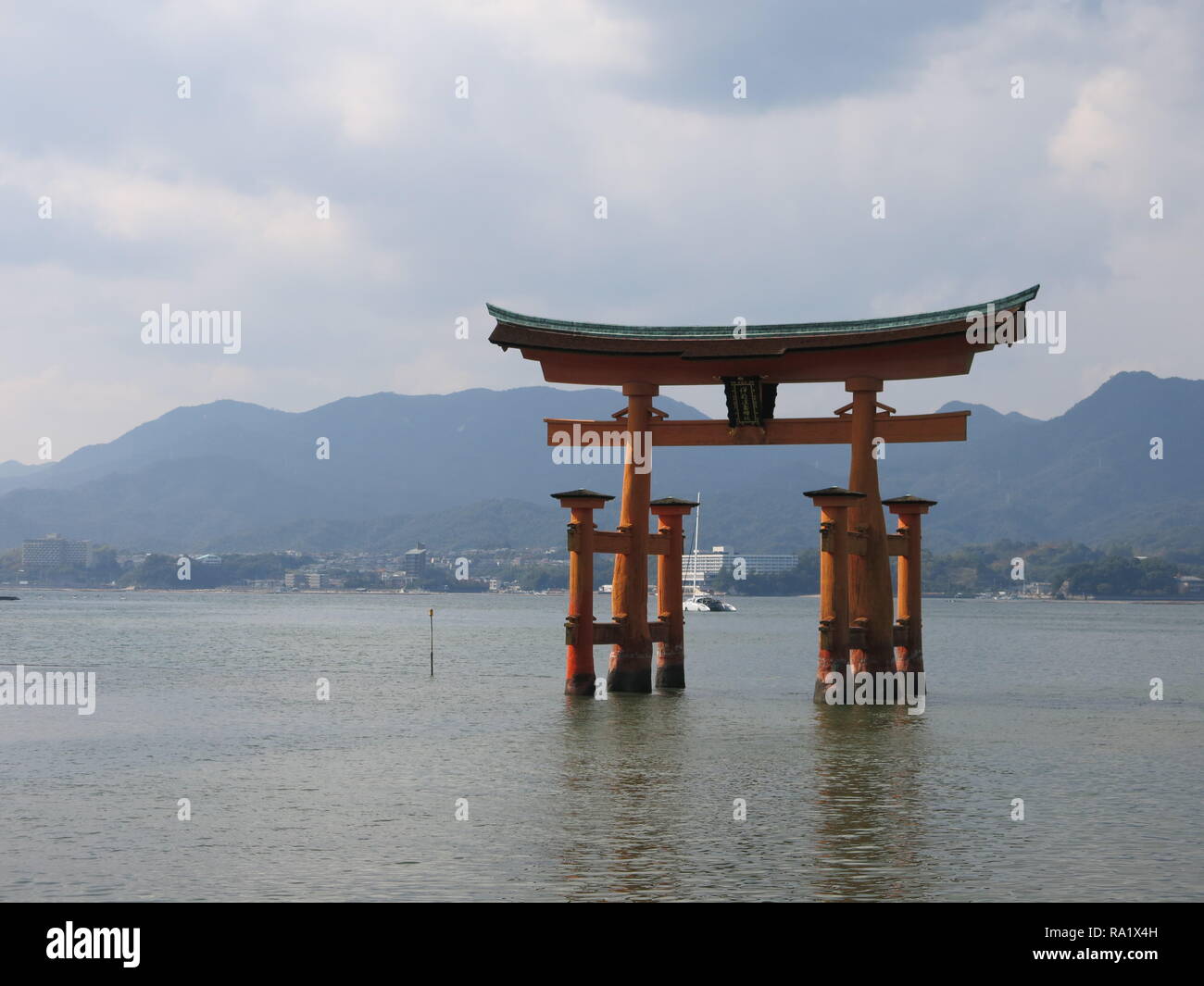 Vista la mitica "fluttuante" torii gate del santuario di Itsukushima ad alta marea; un sito Patrimonio Mondiale dell'UNESCO presso l'isola di Miyajima, Giappone Foto Stock