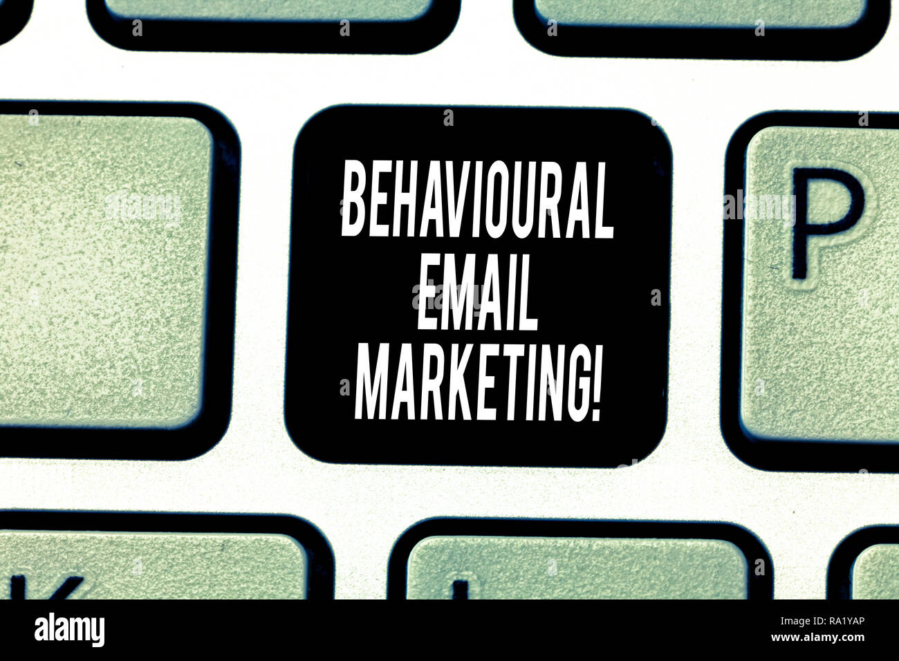 La grafia la scrittura di testo Behavioral Email Marketing. Concetto significato customercentric trigger di messaggistica di base strategia chiave di tastiera intenzione di creare Foto Stock