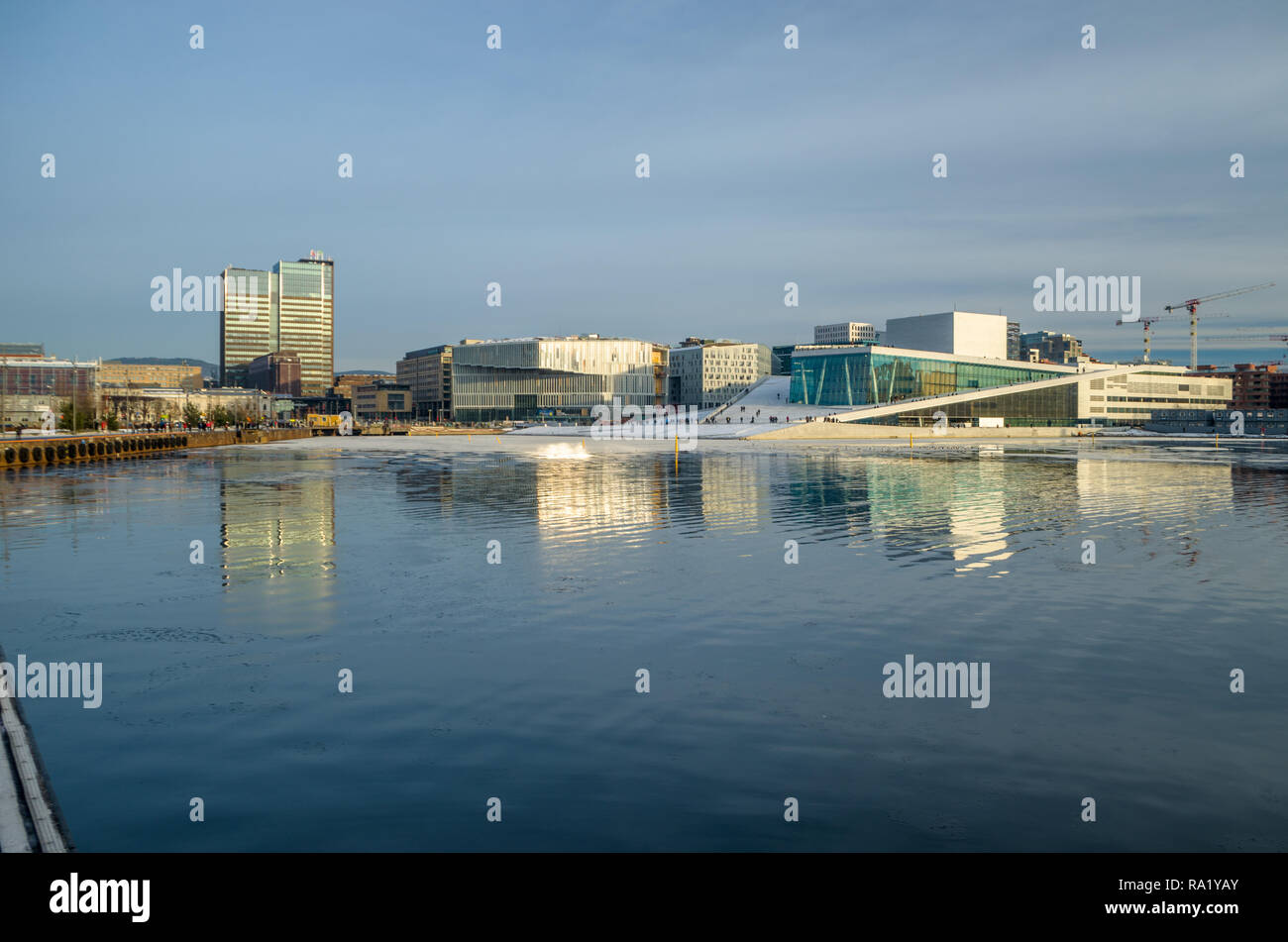 Vista generale di Oslo Opera house in inverno pomeriggio soleggiato. Foto Stock