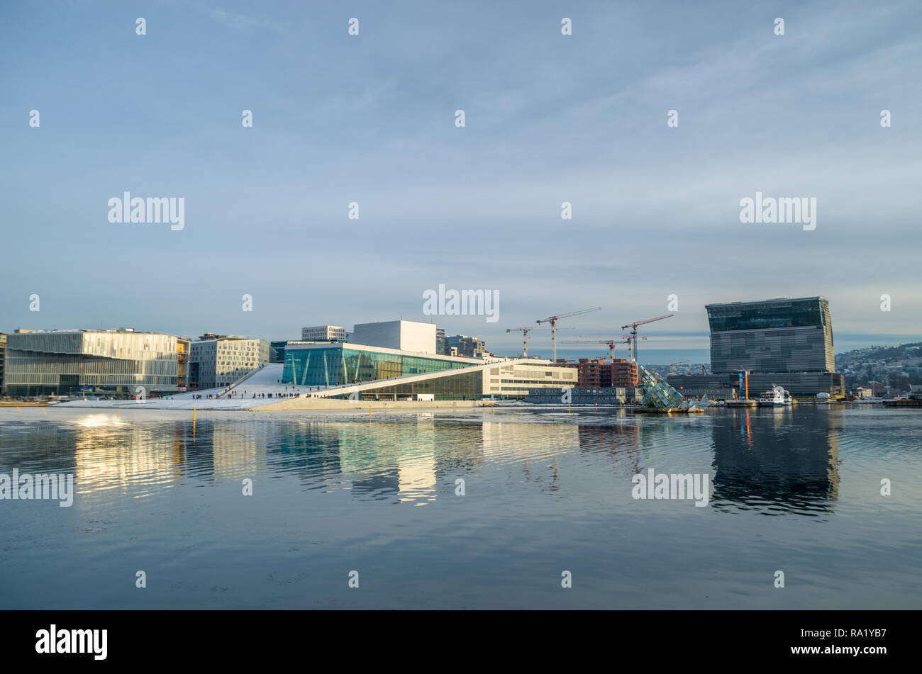 Vista generale di Oslo Opera house in inverno pomeriggio soleggiato. Foto Stock