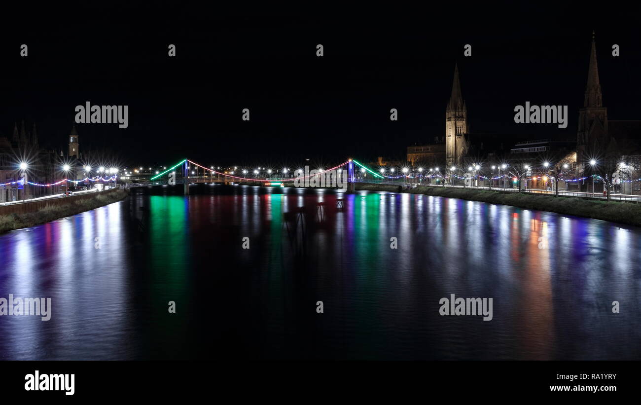 Bella pre Natale passeggiata serale in Inverness, Scotland. Belle le luci di Natale e riverside area al Fiume Ness.Old alta chiesa in backgroud Foto Stock