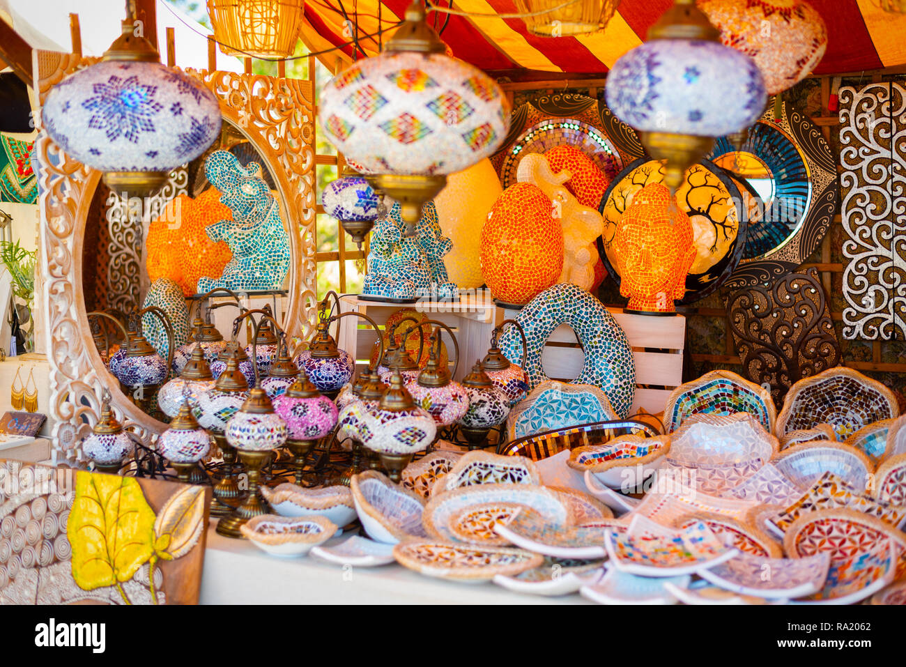 Lampade colorate al mercato medievale di Valencia, Spagna Foto Stock