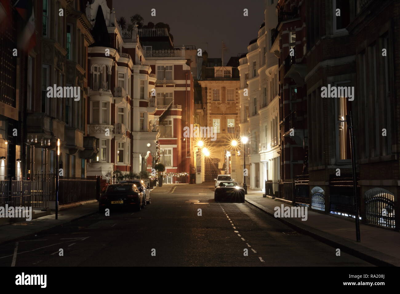 San Giacomo Hotel and Club facciata. La foto è stata scattata a Londra, il Park Place di notte. Alcune macchine costose park a questa strada. Mayfair Hotel Londra Foto Stock